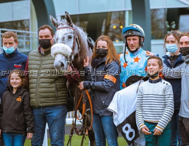 Victoire de Denalie Bellevue sur l’hippodrome de Pau le 28 décembre 2021