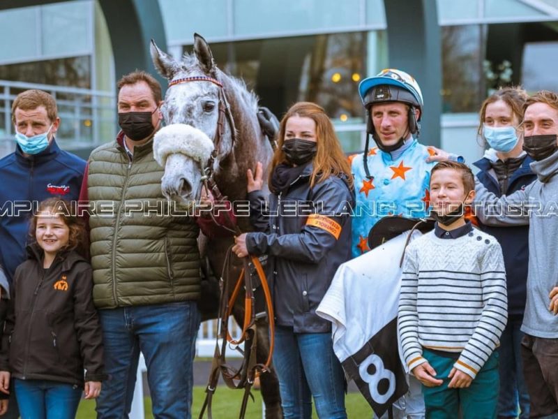 Victoire de Denalie Bellevue sur l’hippodrome de Pau le 28 décembre 2021